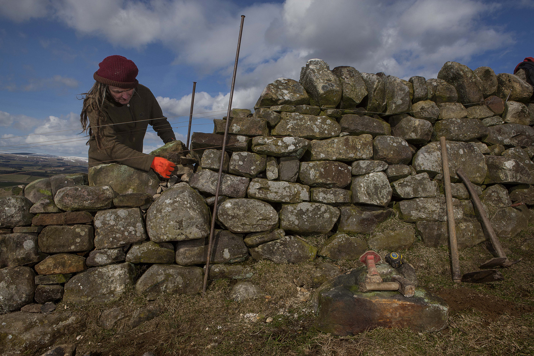 CountryLife_cannon_DryStoneWallMaker047
